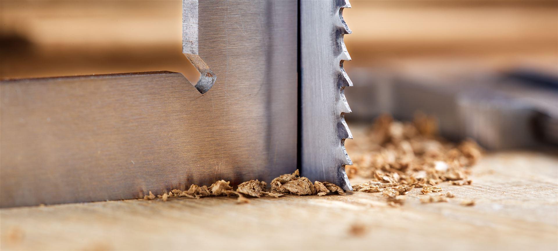 Holz wird gesägt